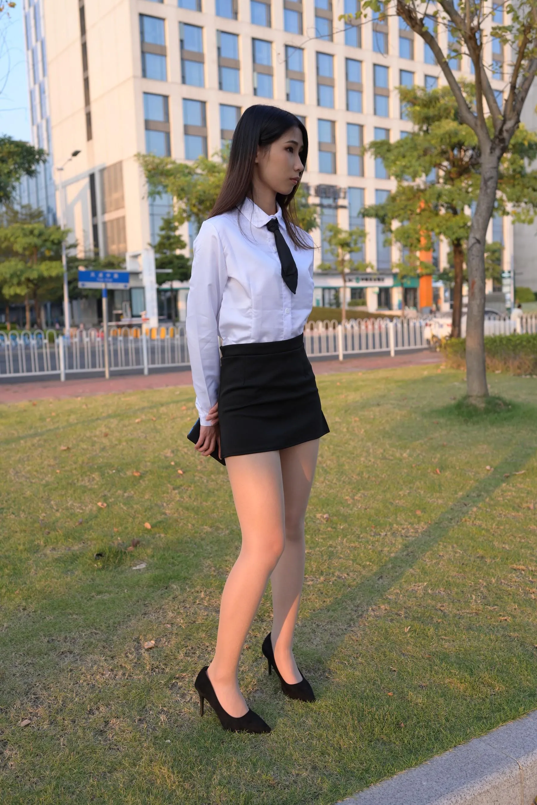 [魔镜街拍] NO.082 SM_0006街拍肉丝高跟制服ol小姐姐 [203P]插图1